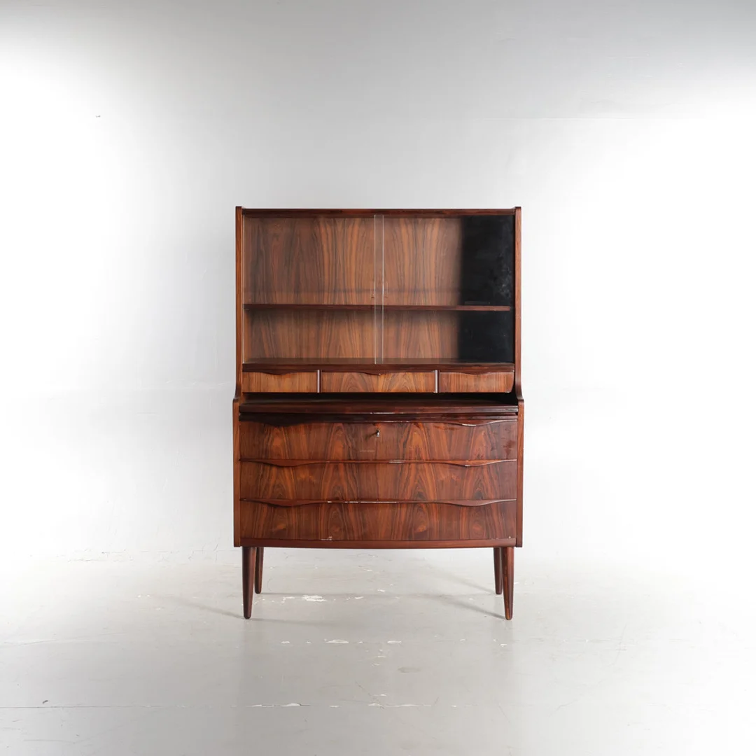 ERLING TORVITS. Chatol af palisander, øverst med skydelåger af glas, herunder større og mindre skuffer, runde tilspidsede ben. Fremstillet hos Klim Møbelfabrik. Danmark, 1960'erne. — Cupboards, Cabinets & Shelves — Woxholt Auktioner