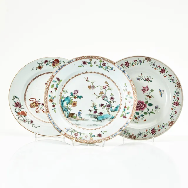 TALLRIKAR, 3 st., porslin, Kina, Qianlong (1736-1795), famille rose, varierande dekor.
