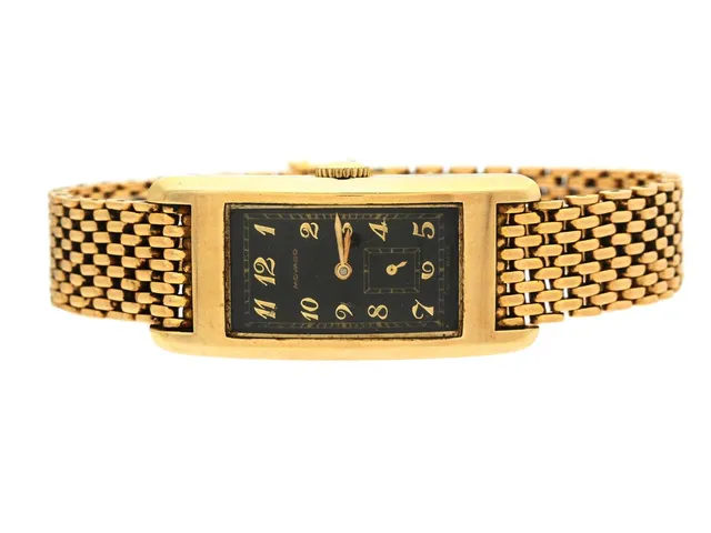 MOVADO, herrur, 20 x 33 (43) mm, Cal 440, Boett nr. 455552 / 42246, 14K guld, manuell, plexiglas, liten sekundvisare, skadad urtavla, formverk, integrerad länk i 18K guld (ej original), ca 1935.