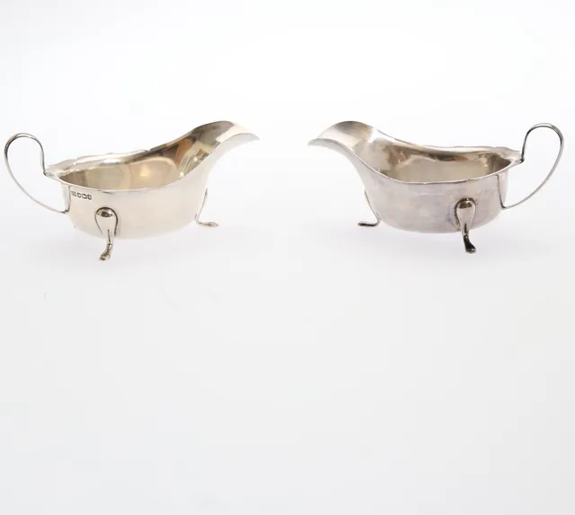 PAIR OF GEORGE V SILVER SAUCE BOATS.