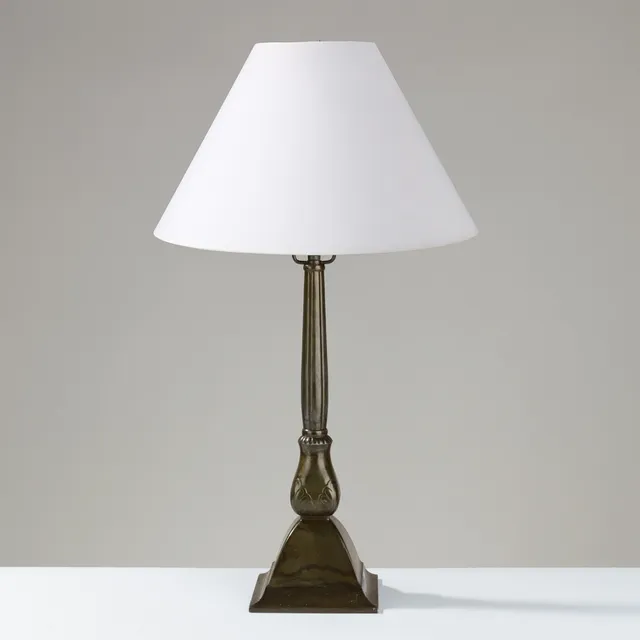 JUST ANDERSEN. Bordlampe af diskometal, Just Andersen, D57, Danmark, 1920'erne.
