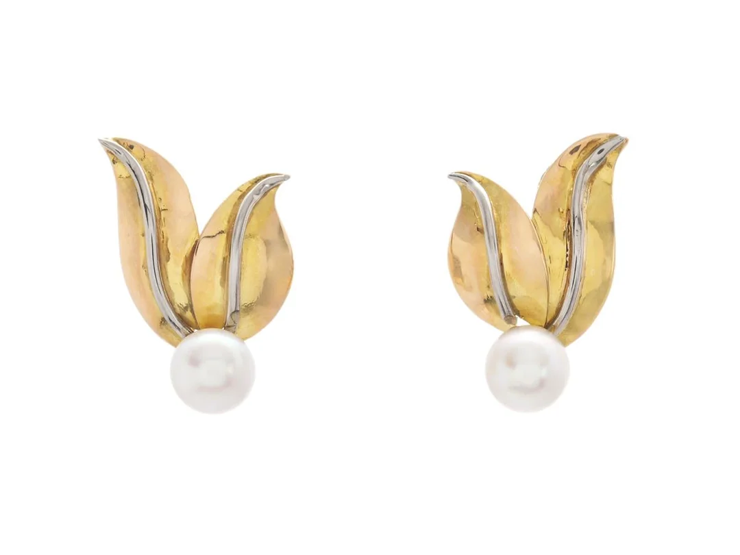 PÄRLÖRHÄNGEN, 18K guld/vitguld, odlade pärlor, stift, höjd 17,0 mm, vikt 2,3 g. — Smycken/Pärlörhängen — Kaplans