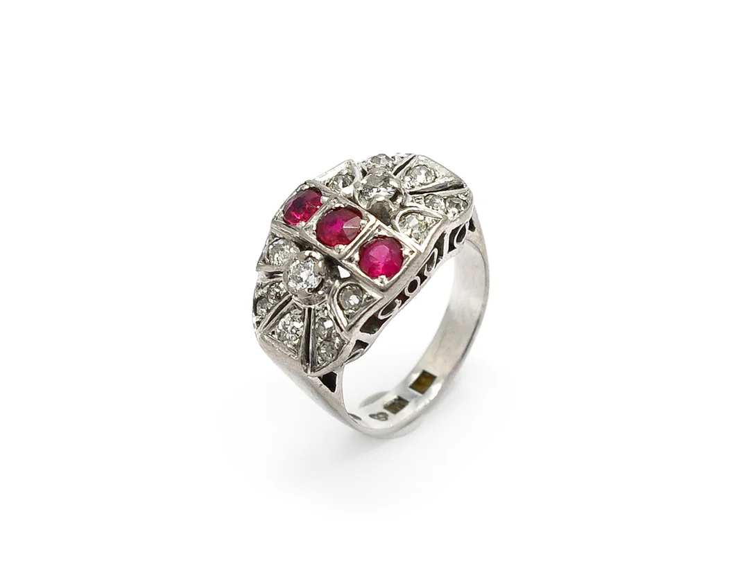 RING, 18K vitguld, 3 rubiner, 1 skadad, slitna fasettkanter, 16 gammalslipade diamanter ca 0,34 ctv, ca W-Cr/SI, ett antal nagg, stl 14,75 mm, vikt 6,1 g. — Smycken/Ring — Kaplans