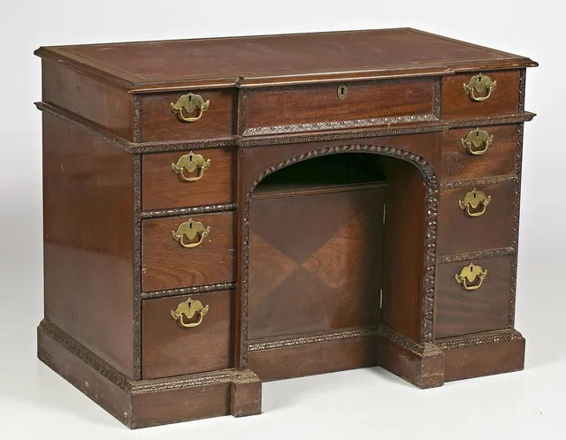 Victorian-style desk in mahogany, first half of the 20th Century.