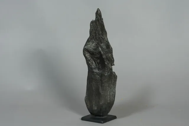 Skulptur af moseeg, opsat på metalfod