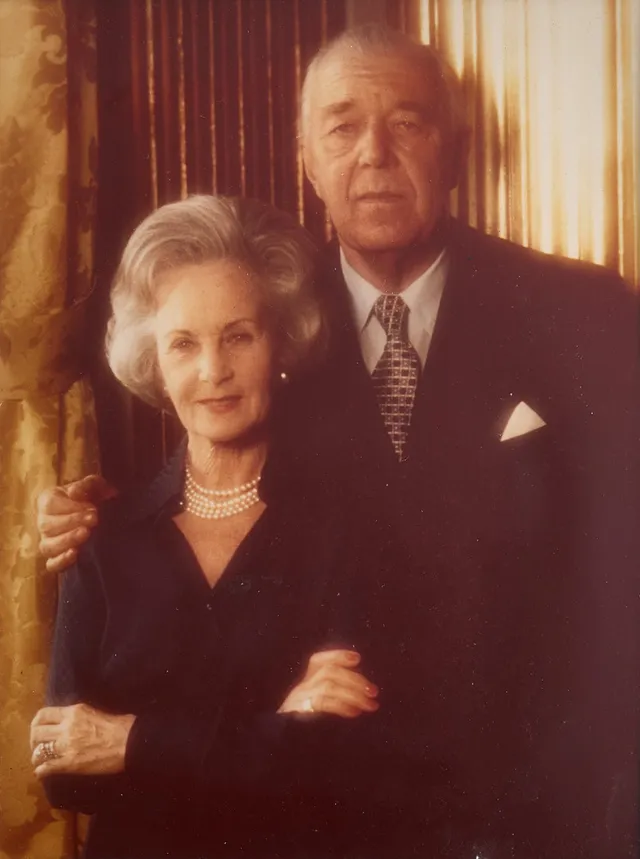 PRINS BERTIL och LILIAN, (2 dlr), egenhändigt signerat och daterat färgfotografi, 1981 samt signerat maskinskrivet brev, blindstämpel H.H.H HERTIGEN AV HALLAND.
