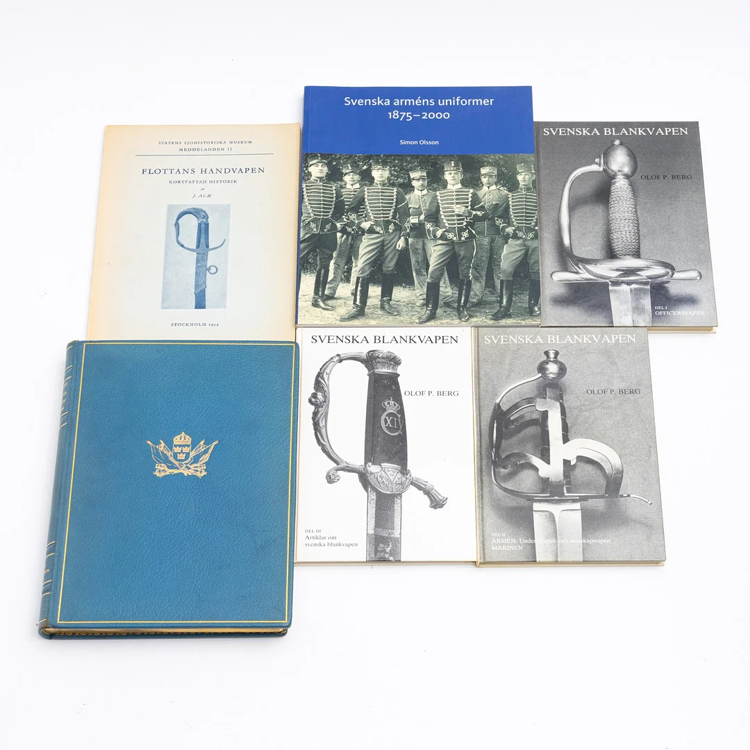 BÖCKER OM VAPEN OCH UNIFORMER, 6 volymer, främst Svenska armens uniformer 1875-2000 av Simon Olsson samt Svenska Blankvapen I-III, av Olof. P. Berg. — Books — Auktionshuset Kolonn