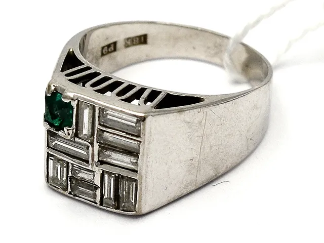 Ring 18K 6,4g Ø16½, vitguld, med skadad sten och baguetteslipade diamanter 10xca.0,02-0,08ct