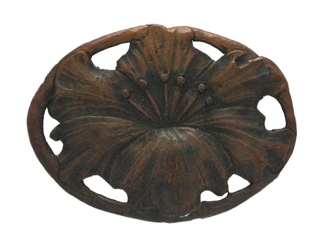 BROSCH, brons, jugendm mått 70x51 mm, vikt 13,8 g. — Smycken/Brosch — Kaplans