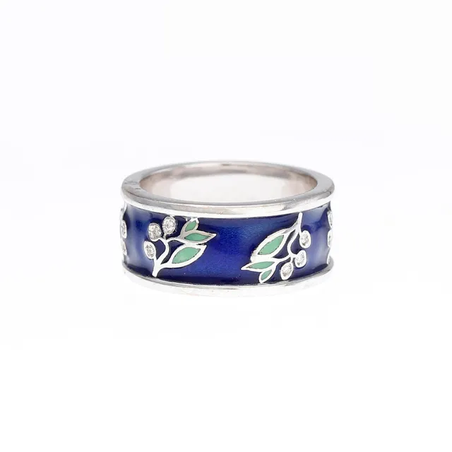 Diamonds ring with plant decoration.
