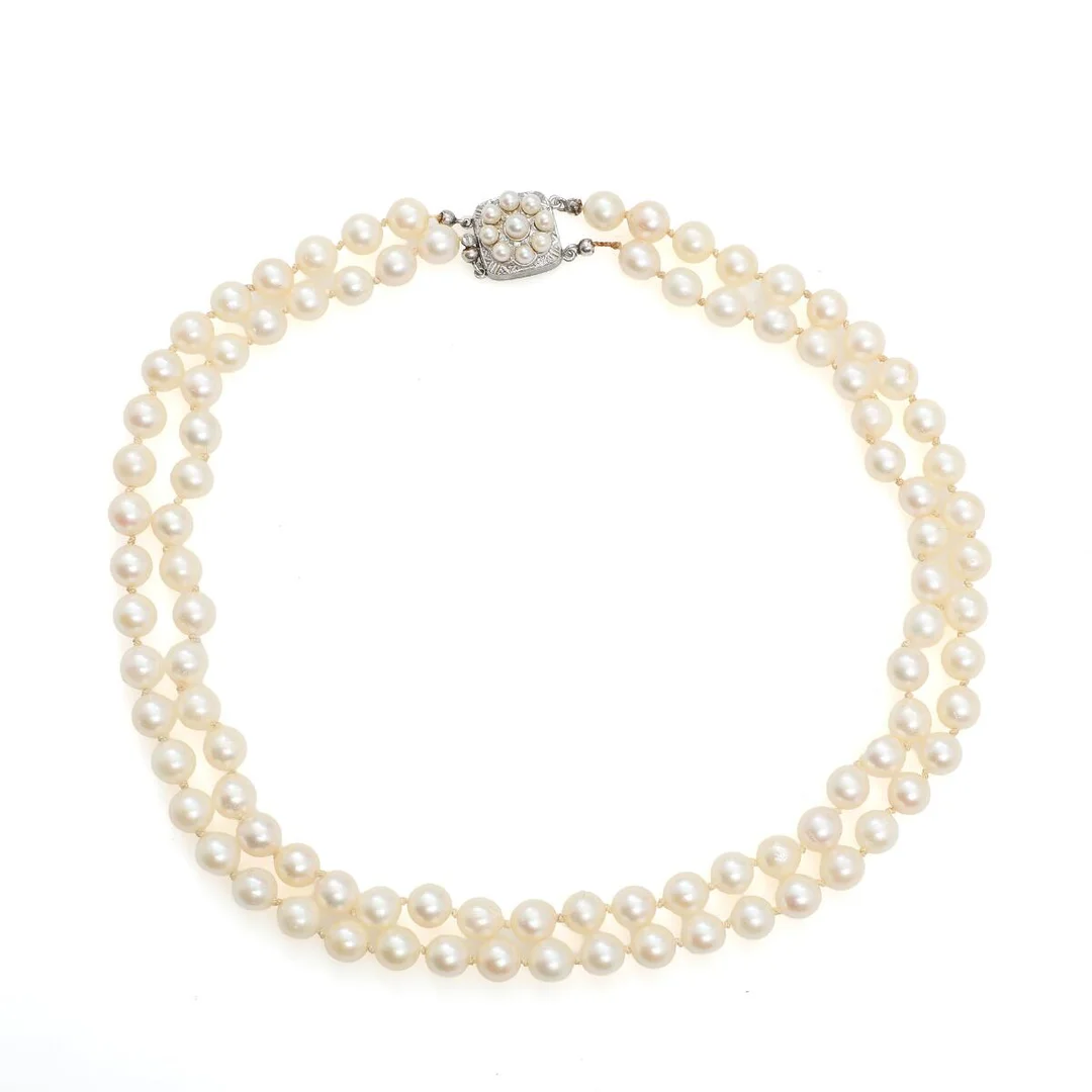 A two-strand pearl necklace set with numerous cultured pearls, mounted with silver clasp. L. 42 cm. — Jewellery/Necklaces & pendants — Bruun Rasmussen