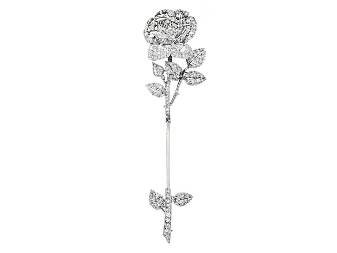 BROSCH, ros, platina, antik- gammal- äldre åttkant- och rosenslipade diamanter, Frankrike, tidigt 1900-tal, längd 94 mm, vikt 12,0 g, skador och lagningar, två diamanter saknas, flera diamanter har nagg och skador, etui. — Smycken/Brosch — Kaplans