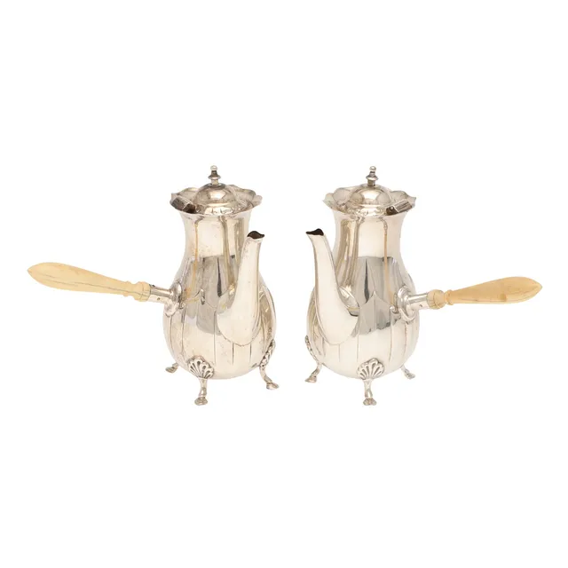 A PAIR OF EDWARDIAN SILVER COFFEE POTS.