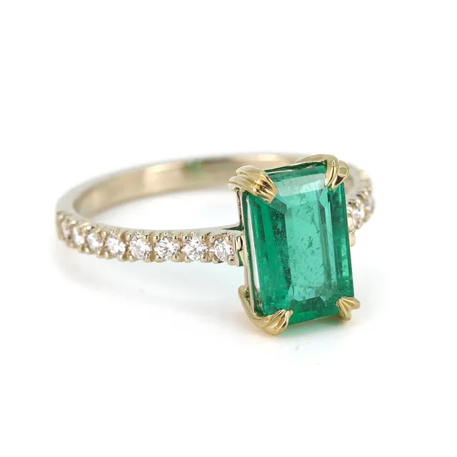 18CT GOLD EMERALD (2,77CT) & DIAMOND RING.
