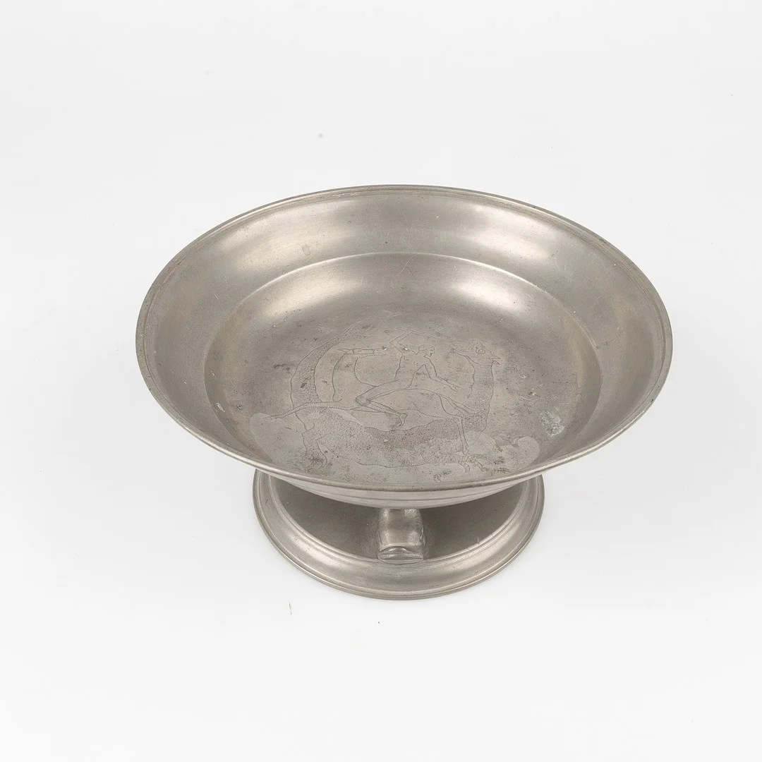 NILS FOUGSTEDT. Skål, Firma Svenskt Tenn, Swedish Grace, graverad med motiv av S:t Göran och draken, 1928. — Pewter, Brass & Copper — Stockholms Auktionsverk Helsingborg