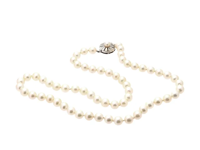 PÄRLCOLLIER, odlade pärlor, ca 5,9 mm, lås i 18K vitguld, 4 rosenslipadediamanter, längd 42 cm, vikt 18,7 g, behov av omträdning.