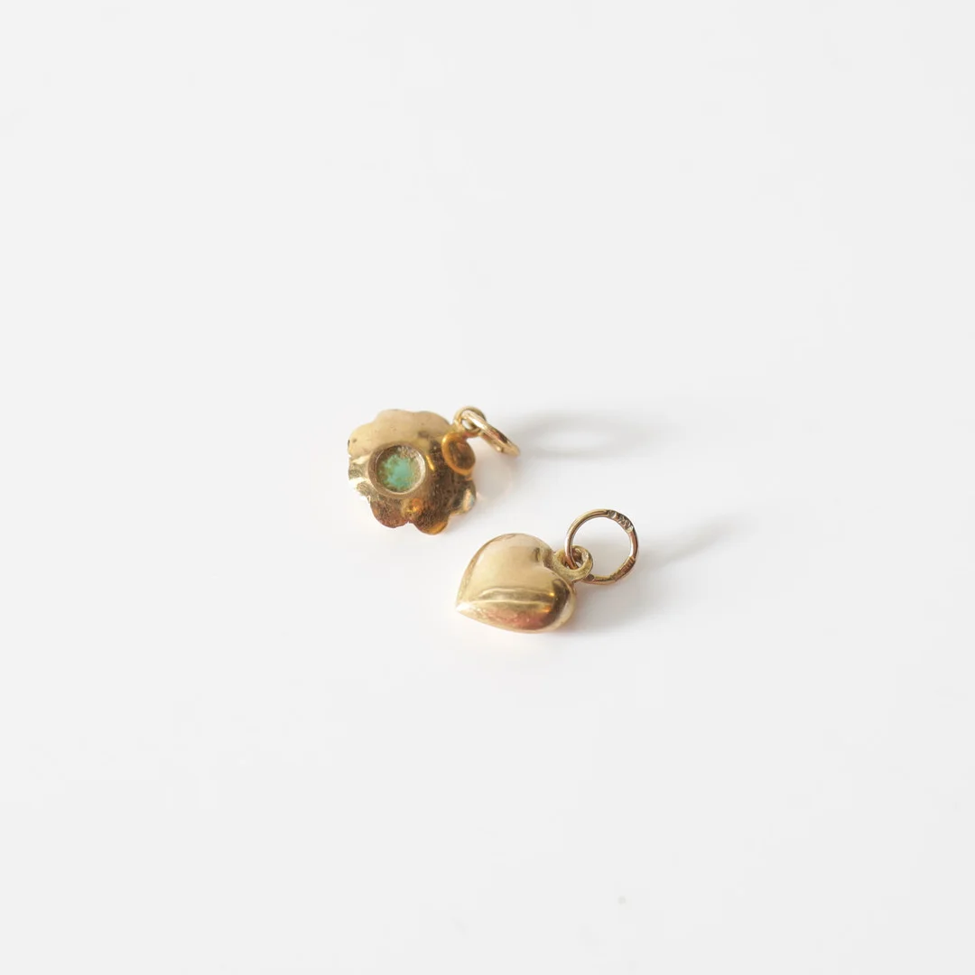 BERLOCKER, 2 st, 18K guld med sten. Totalvikt ca 0,8 gram. — Brooches & Pendants — Gomér & Andersson Nyköping