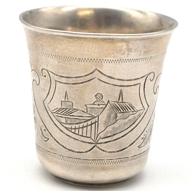 ANTIKER RUSSISCHER 875 SILBER/84 ZOLOTNIKI BECHER MIT AUFWENDIGER ZISELIERUNG MIT MEHREREN STADTANSICHTEN VON MOSKAU, MOSKAU UM CA. 1870.