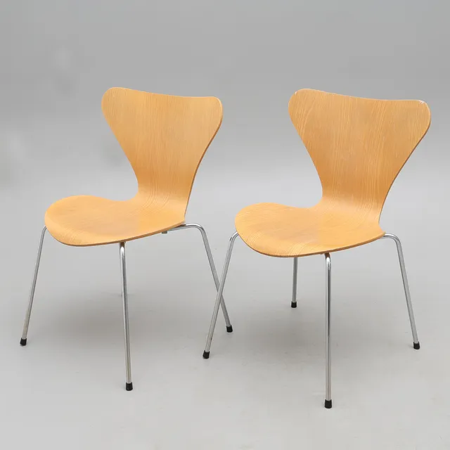 ARNE JACOBSEN. STOLAR, ETT PAR, "SJUAN", FRITZ HANSEN, 1979.