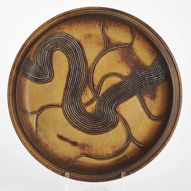 WILHELM KÅGE. Skålfat, "Farsta", Gustavsbergs studio 1951, stengods med kammad dekor, ockrafärgad glasyr i "rost".