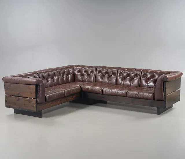 JAN ERIK LINDGREN. Hörnsoffa "Party" Mörkbetsad furu, brun läderklädsel, Ekornes, Norge 1900-talets andra hälft.