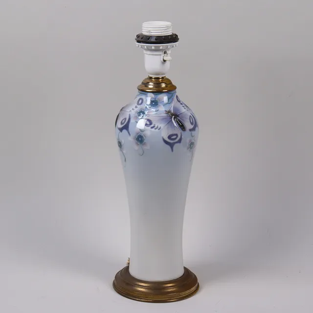 ASTRID EWERLÖF. Rörstrand, bordslampa, jugend med reliefdekor av fjärilar, tidigt 1900-tal.