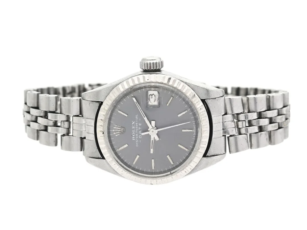 ROLEX, Oyster Perpetual, Date (T Swiss T), Ref nr. 6917, Serie nr. 3081008, Cal 2030, Verk nr. 6093592, Boett nr. 6900, damur, 26 mm, stål/vitguld, automatisk, plexiglas, datum, skadad urtavla/visare, defekt (akut servicebehov), OBS: skadad krona/ställaxel, Jubileelänk (Folded, storleksändras ej), viklås, Ref nr. 6251D-2.72/68, ca 1972. — Klockor/Rolex — Kaplans