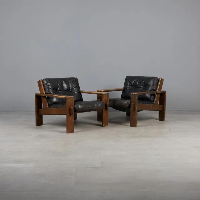 ESKO PAJAMIES. Asko, zwei Sessel / Lounge Chairs, Modell 'Bonanza', Eiche, Leder, 1960er Jahre, Finnland (2).