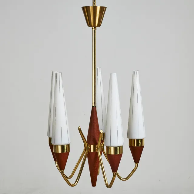 TAKLAMPA, 1900-talets mitt, stomme i mässing och teak, strutformade kupor i frostat glas med dekor av ränder.
