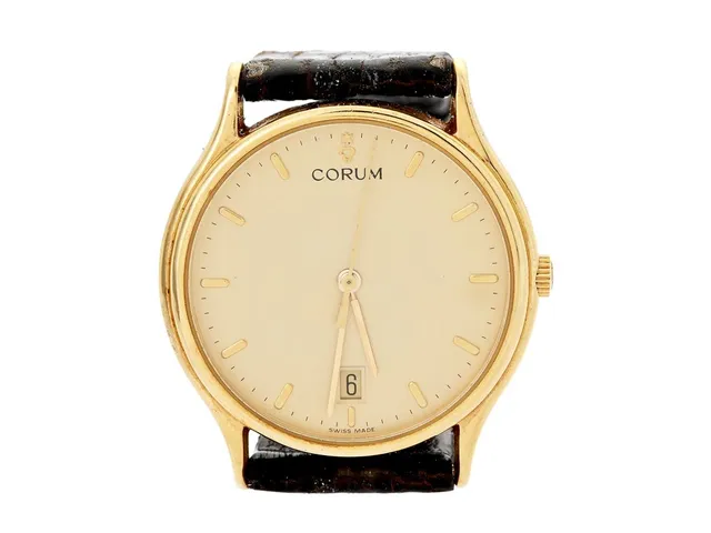 CORUM, herrur, 33 mm, Verk nr. 236844, Serie nr. 470252, Boett nr. 93.160.56, 18K guld, quartz, safirglas, datum, gravyr, läderband, originalspänne i doublé, ca 1990, box.