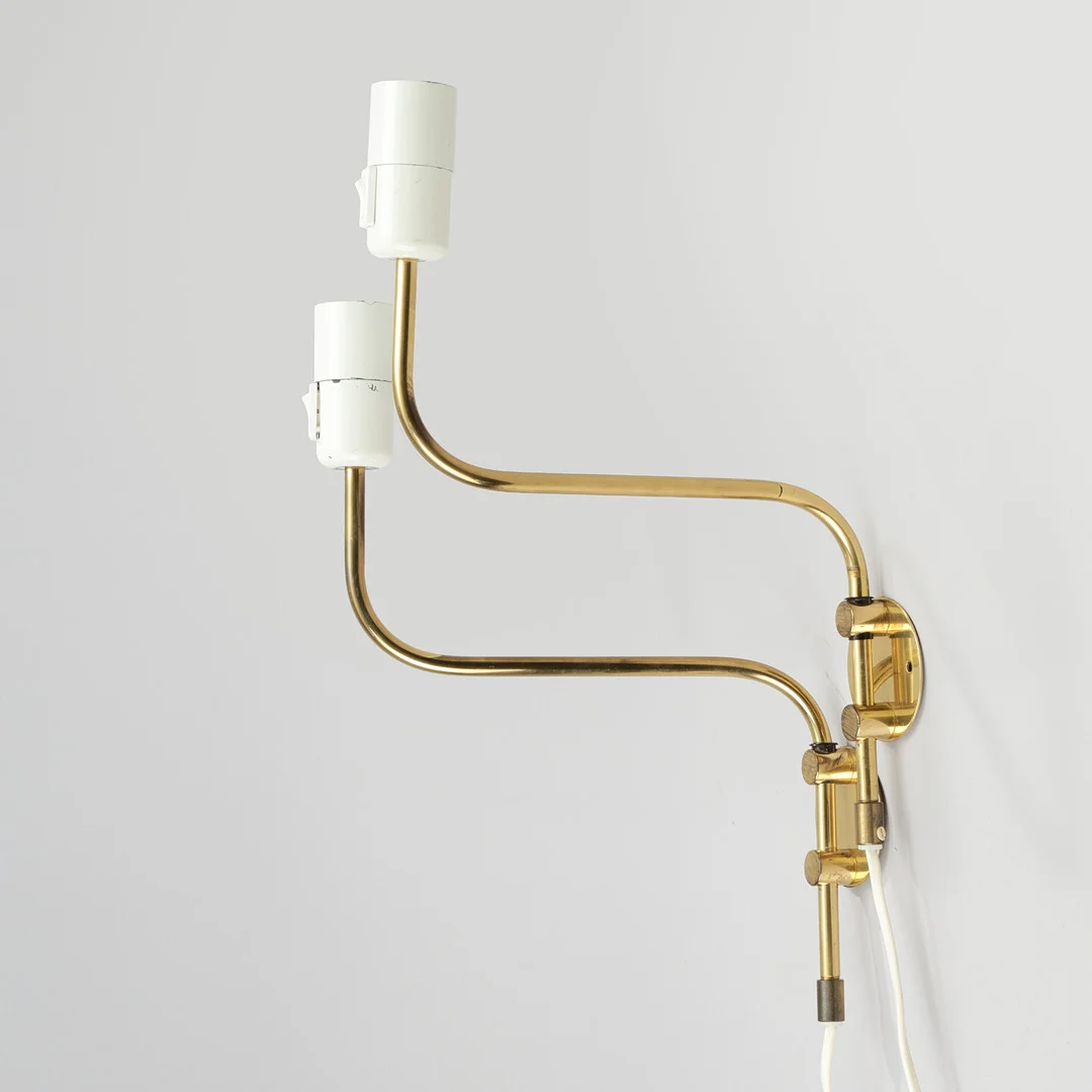 Et par væglamper af messing med svingarme, dansk eller svensk lampeproducent, 1900-tallets anden halvdel, (2). — Wall Lights — Palsgaard Kunstauktioner