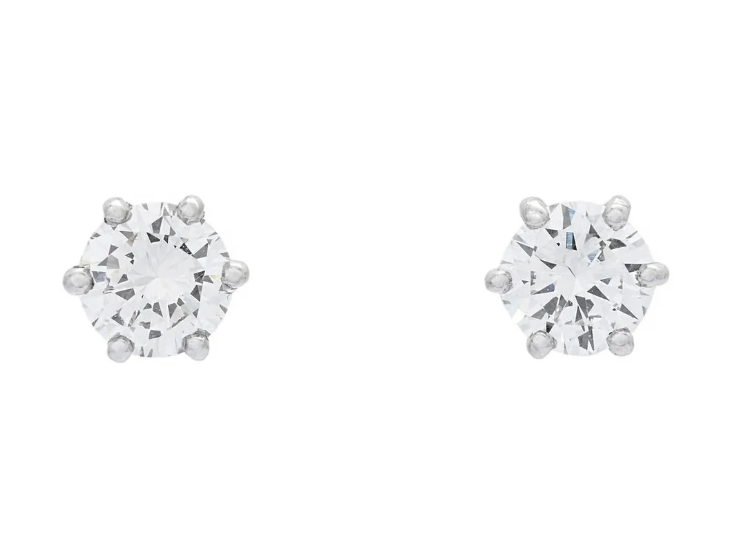 ENSTENSÖRHÄNGEN, 18K vitguld, 2 briljantslipade diamanter ca 0,70 ctv, ca TW/VS, vikt 1,4 g, stift, diamanterna med natural samt inverterad natural vid rondisten, 1 diamant med litet nagg på kuletten. — Smycken/Enstensörhängen — Kaplans