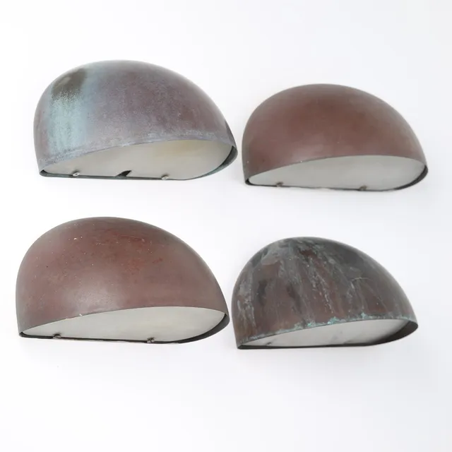 DANSK DESIGN. Et sæt på fire store udendørs væglamper af patineret kobber, underskærm af plastik, Danmark (4).