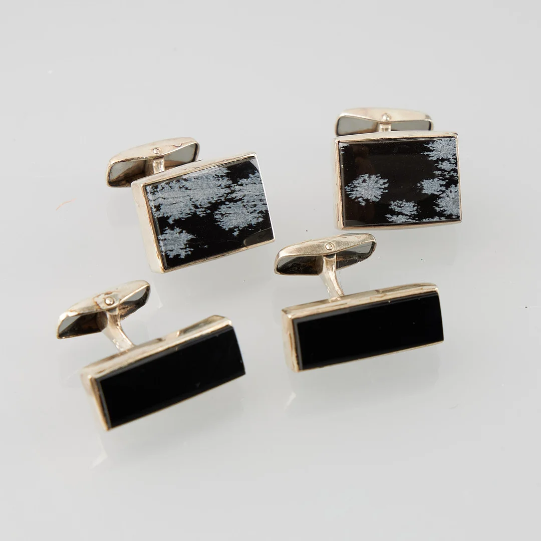 MANSCHETTKNAPPAR, 2 par, silver, onyx och snöflingeobsidian, E. Granit, Helsingfors 1963-64. — Cufflinks & Tie Pins — Stockholms Auktionsverk Helsinki