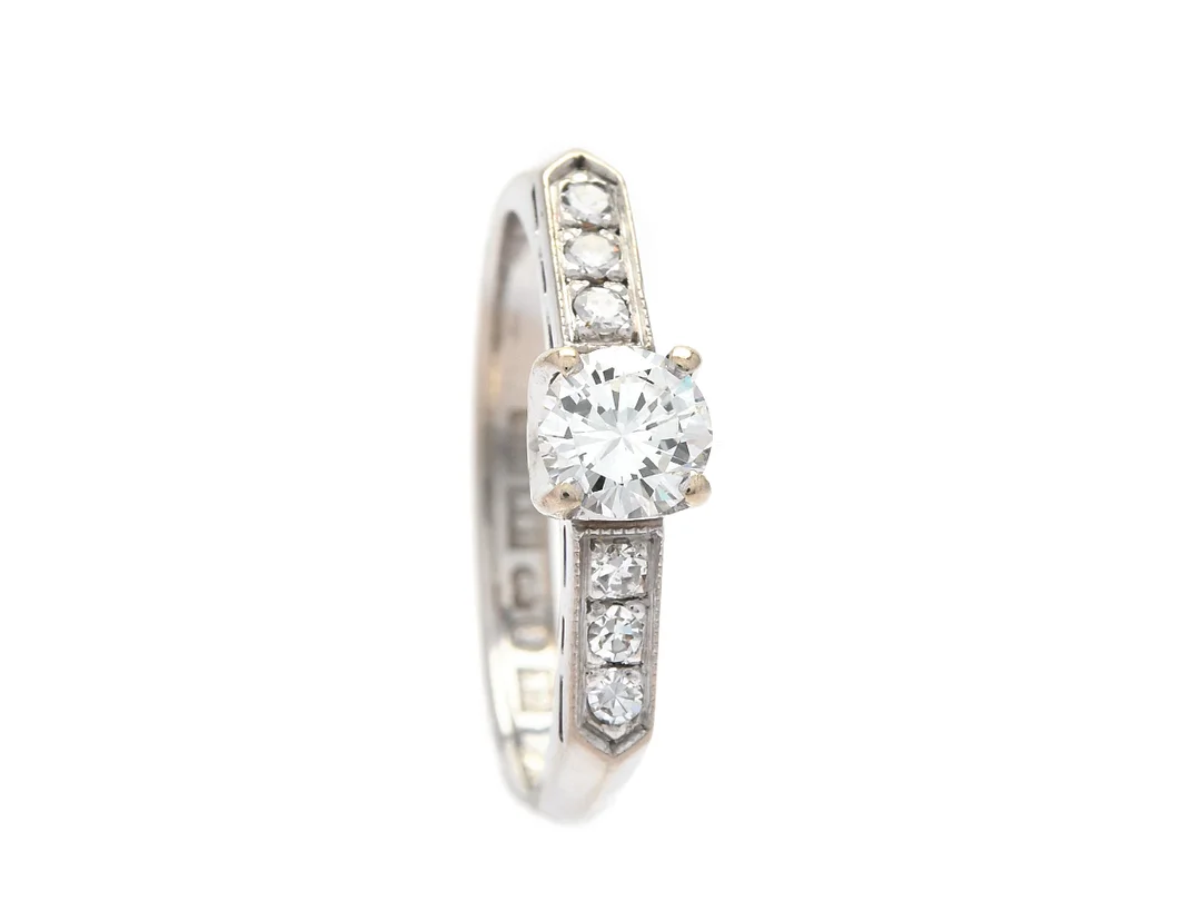 RING, 18K vitguld, briljant 0,45 ct TW/VS, 6 åttkantslipade diamanter W/VVS, enligt gravyr, Ge-Kå Stockholm 1982, stl 17,25 mm, vikt 3,6 g, mittstenen sitter något löst i sin fattning. — Smycken/Ring — Kaplans
