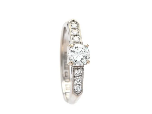 RING, 18K vitguld, briljant 0,45 ct TW/VS, 6 åttkantslipade diamanter W/VVS, enligt gravyr, Ge-Kå Stockholm 1982, stl 17,25 mm, vikt 3,6 g, mittstenen sitter något löst i sin fattning.