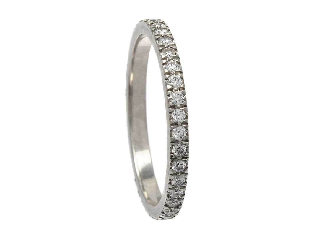 TIFFANY & CO, helallians, platina, ca 37 briljantslipade diamanter, ca 0,55 ctv, ca TW(G)/VS, stl 17,25 mm , vikt 2,6 g, 2 stenar har mindre skador. — Smycken/Alliansring — Kaplans