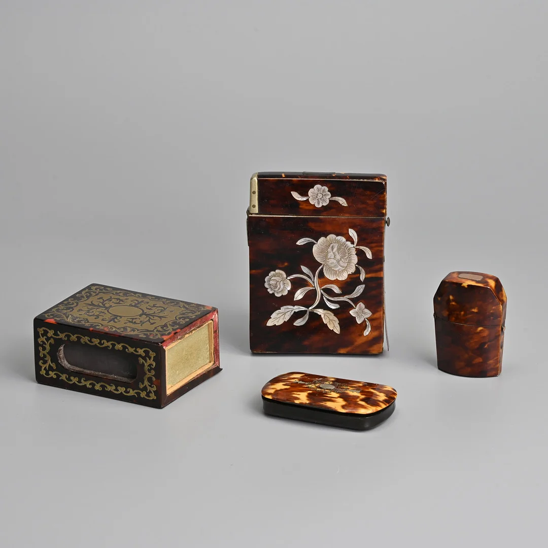 A GROUP OF INLAID TORTOISESHELL ITEMS, 19TH CENTURY. — Other collectables — Ma San Auction