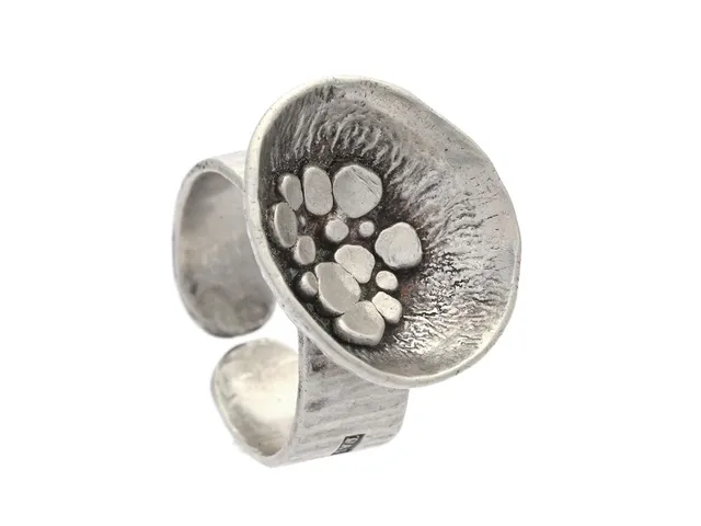 ROSA TAIKON, ring, sterlingsilver, Stockholm 1972, justerbar storlek, vikt 7,3 g. (d)