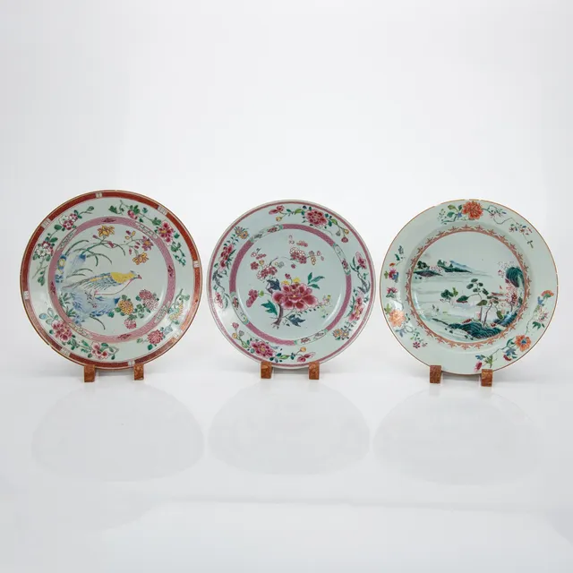 TALLRIKAR. Kina. Porslin, 3 st, polykromt bemålad, 1700-talets slut.