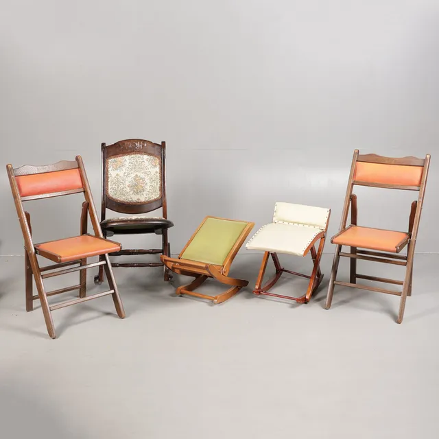 FIVE FOLDING CHAIRS & STOOLS (5).