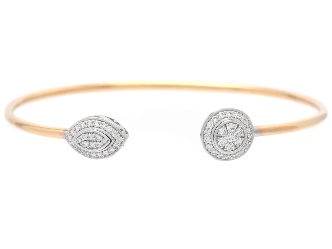 ARMRING, 18K guld/vitguld, 51 briljantslipade diamanter ca 0,49 ct ca TW-W/VVS-VS, 6x5 cm, vikt 7,0 g. — Smycken/Armring — Kaplans