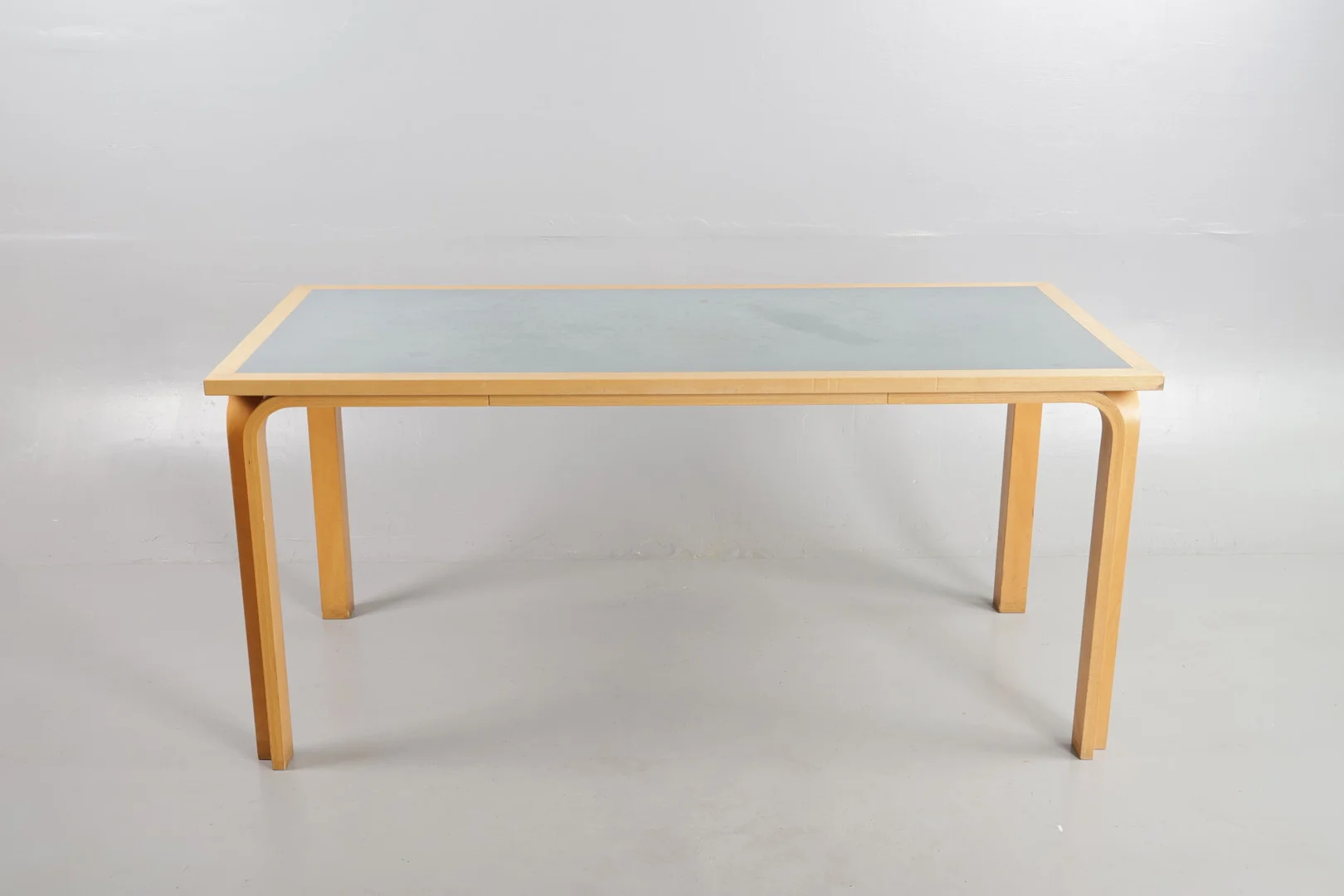 RUD THYGESEN & JOHNNY SØRENSEN. Spisebord / arbejdsbord af bøg, plade med ilagt linoleum, Magnus Olesen. — Dining tables — Woxholt Auktioner