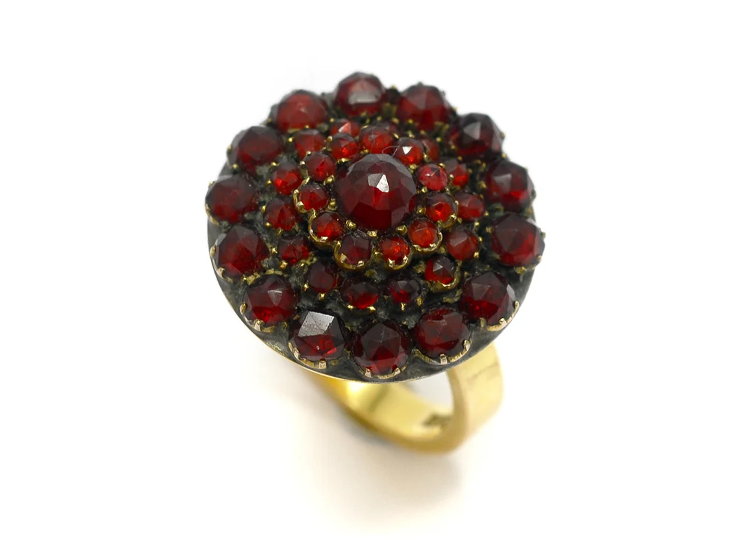RING, 18K guld/gulmetall, granater, stl 16,25 mm, vikt 8,7 g. — Smycken/Ring — Kaplans