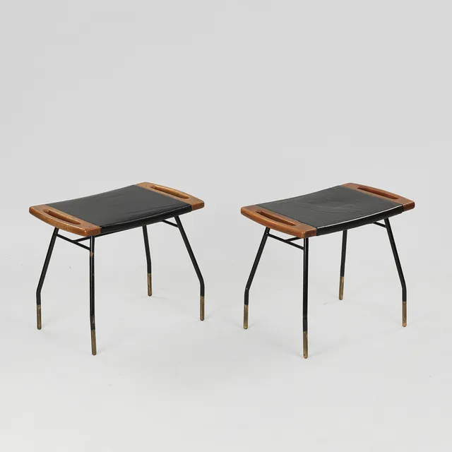 DANSK MØBELDESIGN. Et par taburetter med håndtag af teak, stel af sortlakeret metal med messingsko, sæder med sort kunslæder, 1950'erne (2).