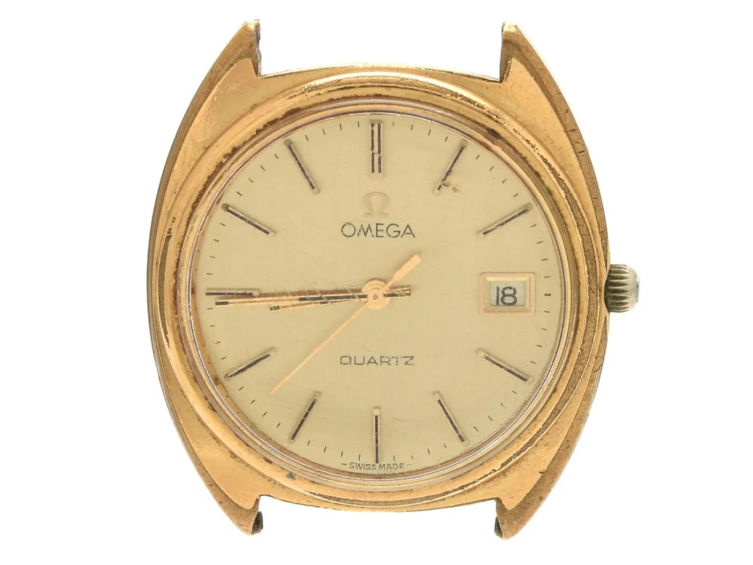 OMEGA, herrur, 35,5 mm, Cal 1370, Serie nr. 42717990, Ref nr. MD 196.0121, Boett nr. 196.0121 (MLB), doublé (skadad, 20 micron), quartz, plexiglas, datum, skadad urtavla, defekt, ca 1979. — Klockor/Omega — Kaplans