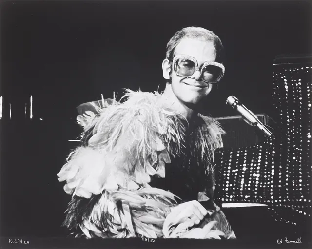 ED FINNELL (USA/SVERIGE, FÖDD 1956). Elton John, "Goodbye Yellowbrick Road Tour", analogt (darkroom made) silvergelatin fotografi, 28/50.