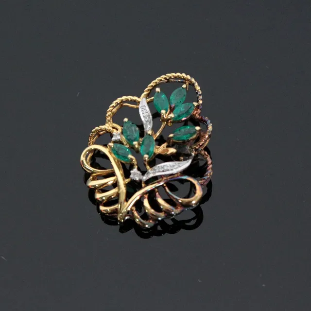 Brosche mit Smaragden und Diamanten, 750er Gold.