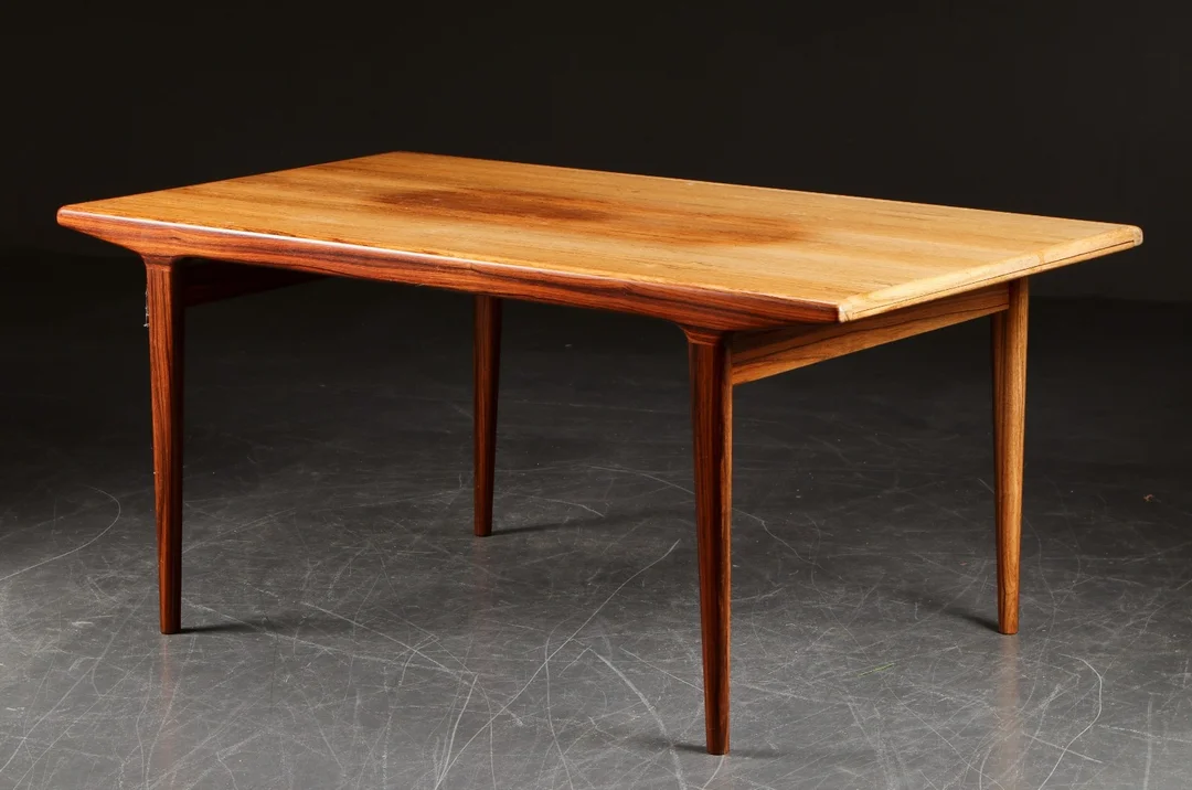 N. O. Møller for J. L. Møllers Møbelfabrik. Dining table made in rosewood with extension, from the 1960s. — Furniture/Dining tables, dining room furniture — Lauritz