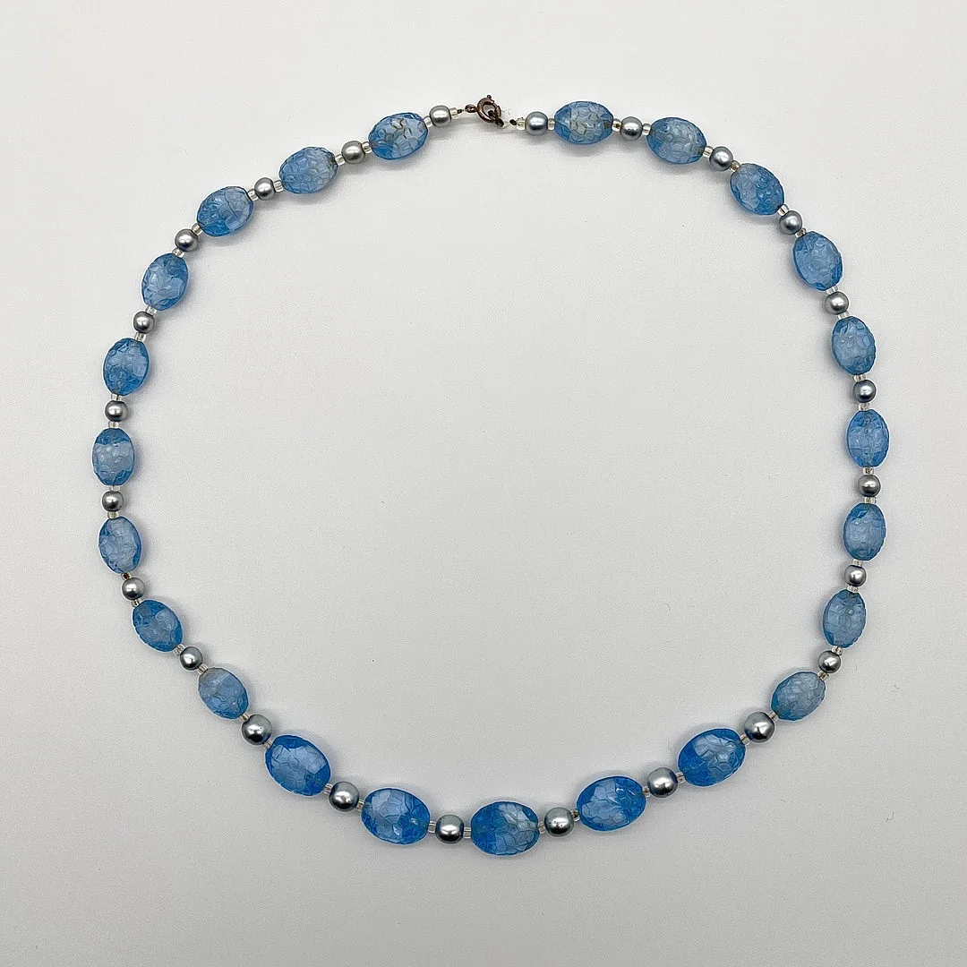 MURANO GLAS COLLIER AUS STRUKTURGLAS UND OPAKGLAS, HELLBLAU/SILBER, CA. 62CM. — Necklace — Kunst- und Auktionshaus Kleinhenz